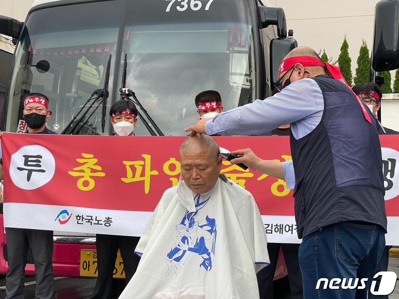 본문 이미지 - 김해에서 창원·부산 등지로 운행하는 시외버스 업체 '김해여객' 노조가 26일부터 무기한 파업을 결의했다. 사진은 배진효 노조지부장이 파업을 앞두고 25일 삭발하고 있다. ⓒ 뉴스1