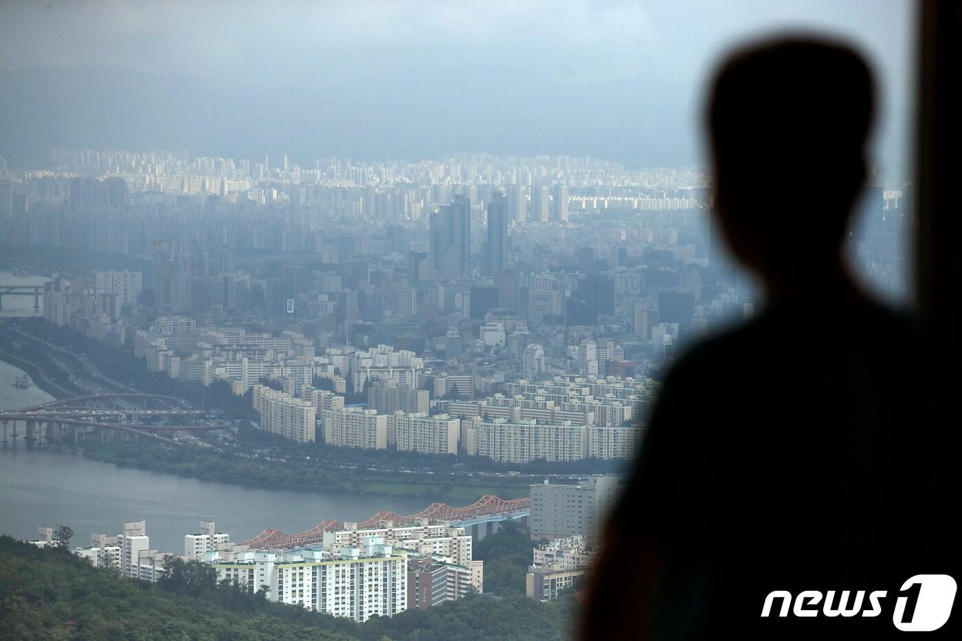 본문 이미지 - 지난달 25일 서울 중구 남산서울타워에서 바라본 서울 도심의 아파트 및 주택 단지 2021.8.25/뉴스1 ⓒ News1 이승배 기자