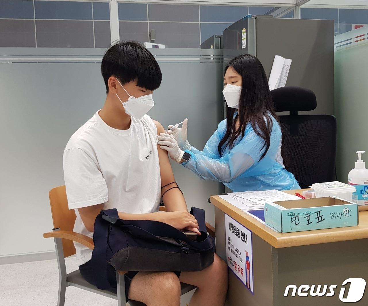 본문 이미지 - 백신 접종하는 고등학생.뉴스1