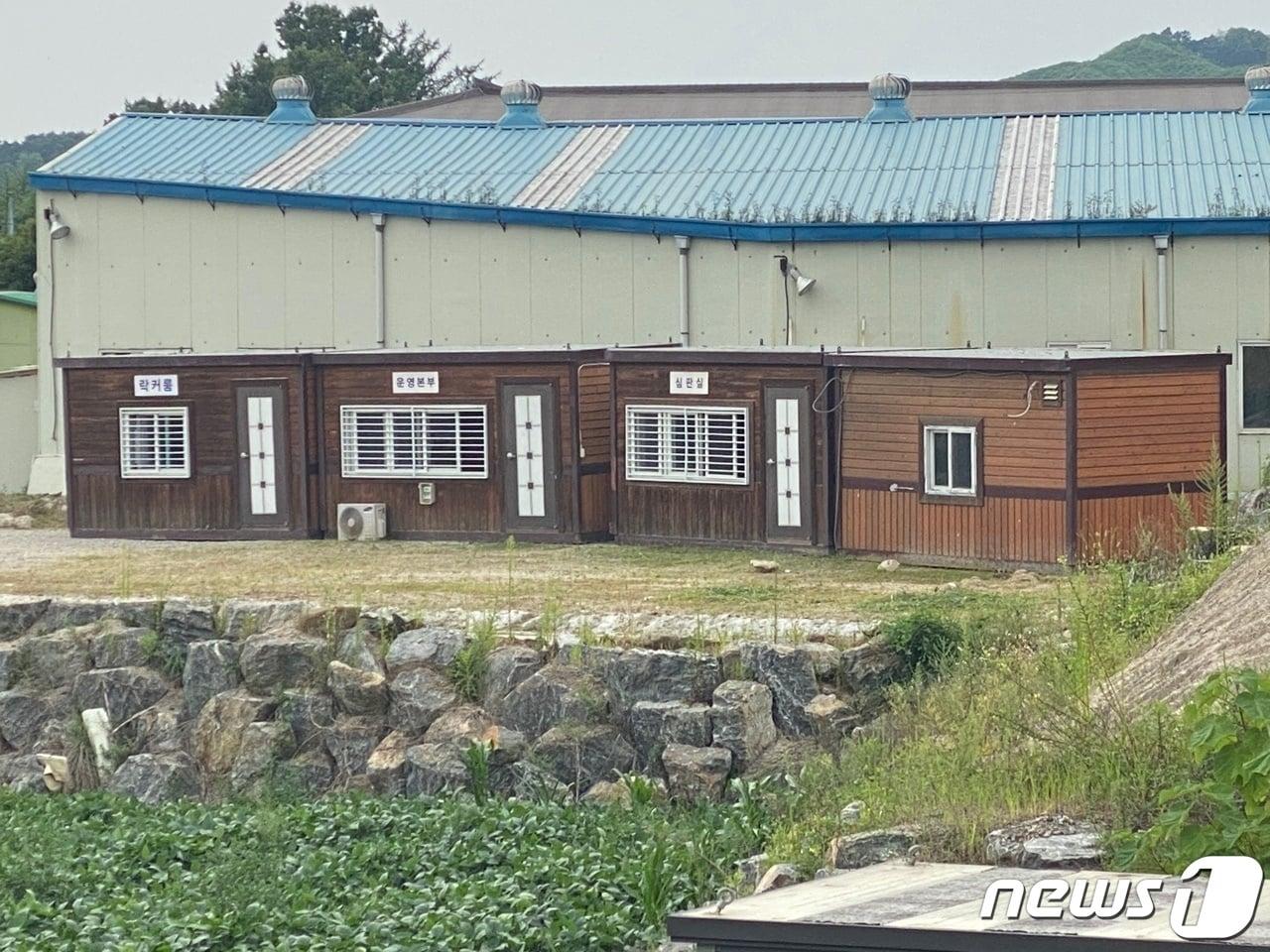 본문 이미지 - 제천축구센터에 사용했던 이동식컨테이너를 제천시가 예산을 들여 폐기물처리했으나 실제는 모처에서 멀쩡한 상태로 보관되어 있다가 문제가 되자 이동했다.2021.08.13ⓒ 뉴스1 조영석 기자