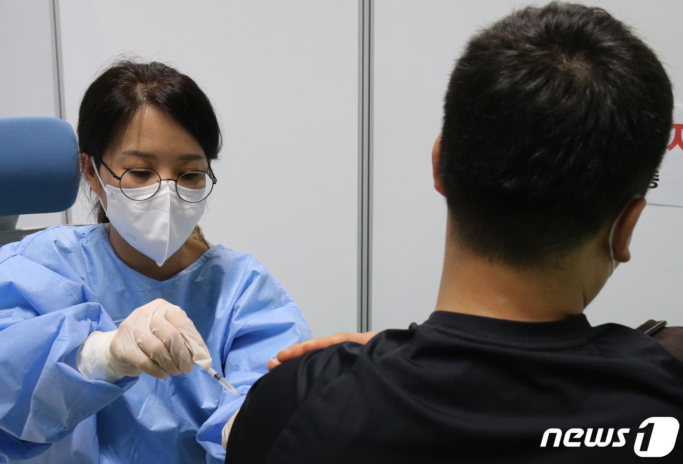 26일 대전 중구 예방접종센터에서 시민들이 백신 접종을 받고 있다. 2021.8.26/뉴스1 ⓒ News1 김기태 기자