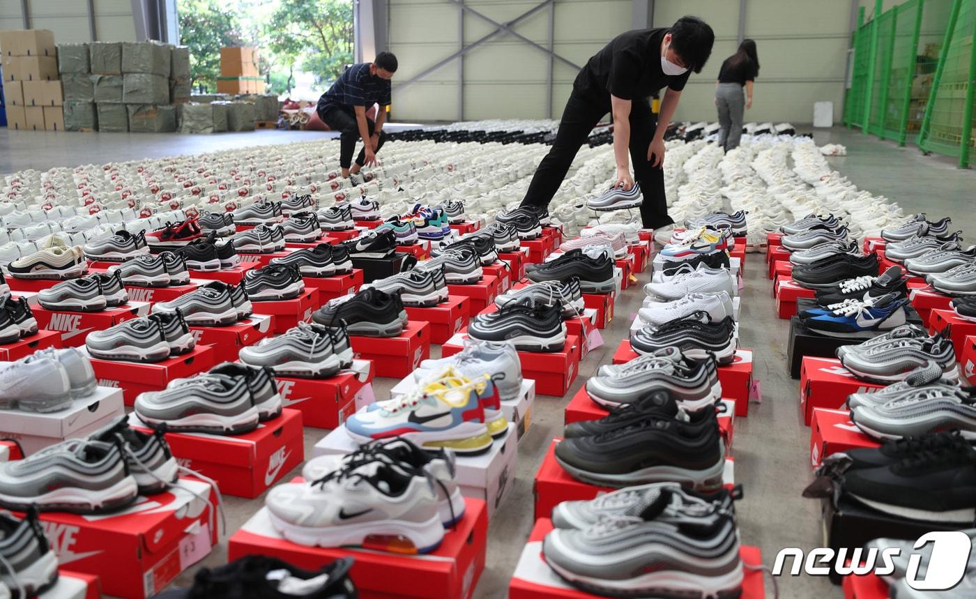 부산본부세관에서 걸린 유명 브랜드 짝퉁 운동화 2000여 켤레(정품 시가 17억 상당). 기사 본문 내용과는 직접적인 관계가 없음. /뉴스1 ⓒ News1 여주연 기자