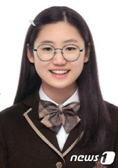 본문 이미지 - 50회 코리아헤럴드 영어말하기 대회(KESC)에서 국내부 중학교 부분 최우수상을 수상한 청주 대성여중 1학년 정유민양.ⓒ 뉴스1