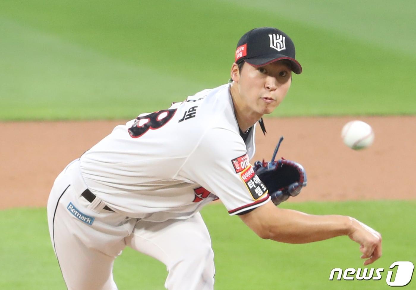 본문 이미지 - 26일 오후 경기도 수원시 장안구 KT위즈파크에서 열린 ‘2021 신한은행 SOL KBO리그’ KT 위즈와 SSG 랜더스의 경기, KT 선발투수 엄상백이 공을 던지고 있다. 2021.8.26/뉴스1 ⓒ News1 김영운 기자