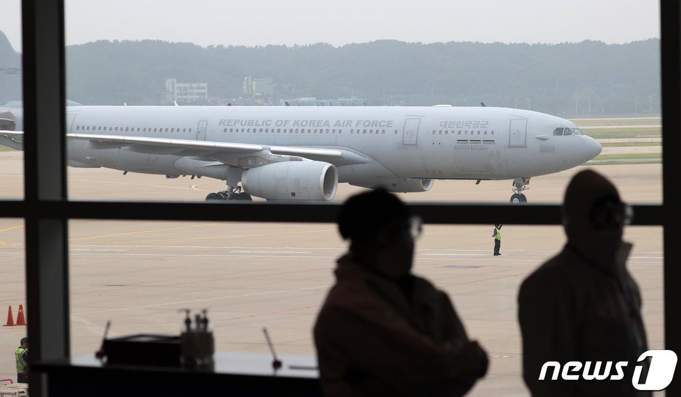 본문 이미지 - 아프가니스탄에서 우리 정부 활동을 지원해온 현지인과 가족들을 태운 공군 수송기가 26일 오후 인천국제공항에 도착하고 있다.  2021.8.26/뉴스1 ⓒ News1 사진공동취재단