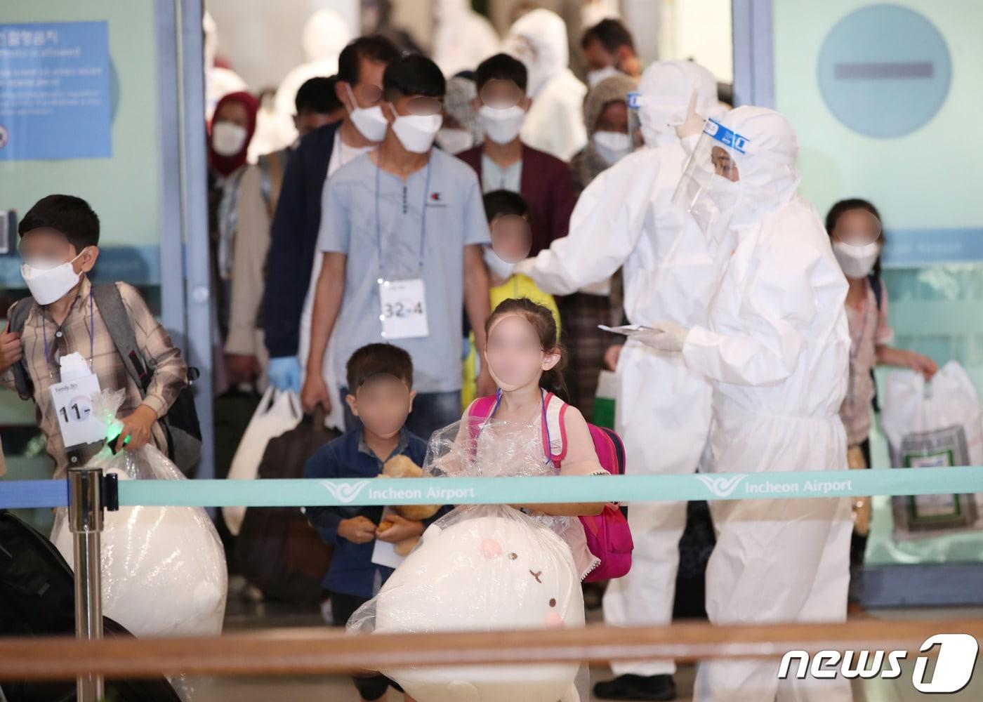 본문 이미지 - 아프가니스탄에서 우리 정부 활동을 지원했던 현지인과 가족들이 26일 오후 인천국제공항을 통해 입국하고 있다. 2021.8.26/뉴스1 ⓒ News1 박정호 기자