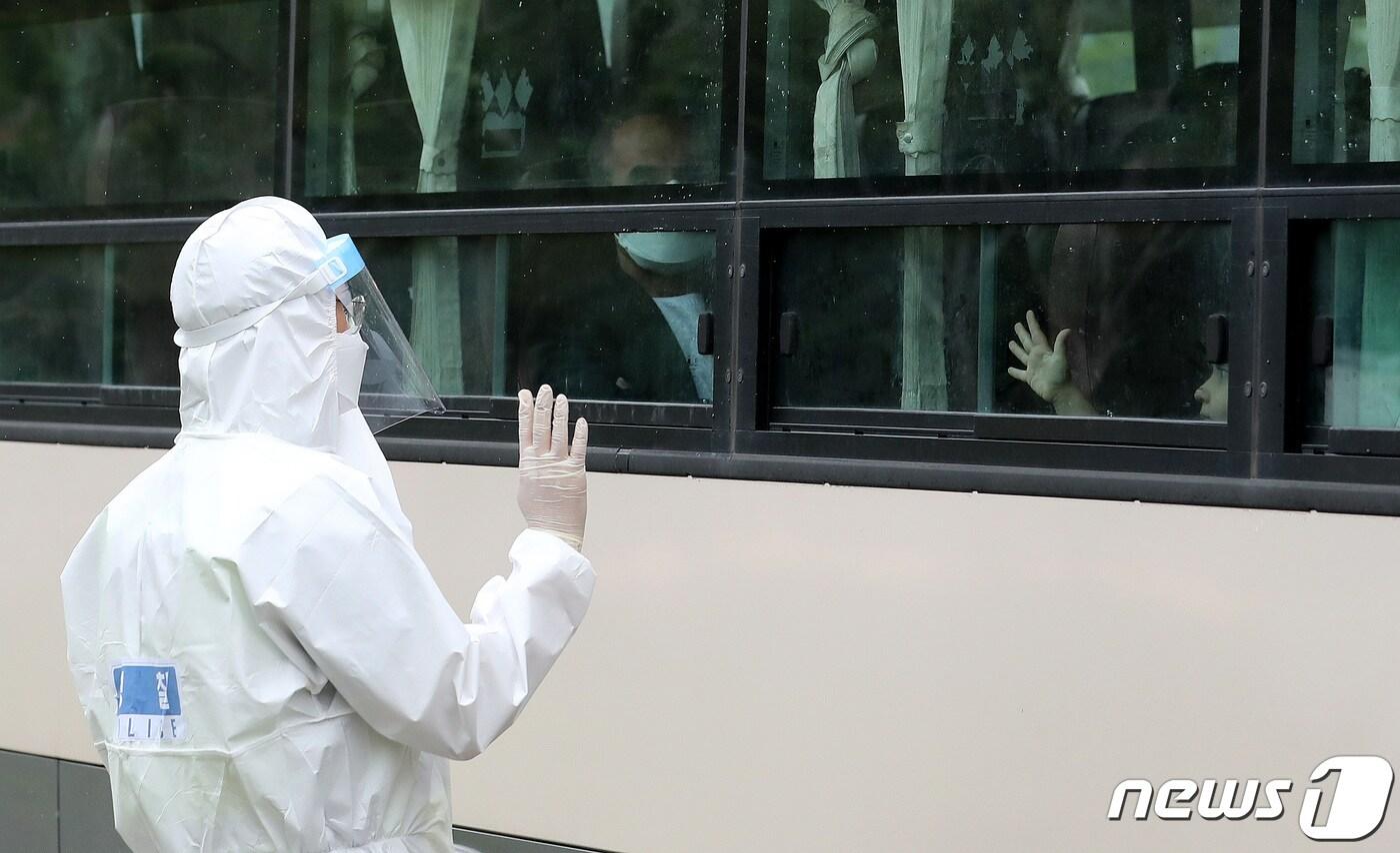 본문 이미지 - 인천국제공항을 통해 입국한 아프간 인사 및 가족들이 27일 오전 임시 숙소로 지정된 경기도의 한 호텔에서 유전자증폭(PCR) 음성 판정을 받고 진천 공무원연수원으로 출발하고 있다.  2021.8.27/뉴스1 ⓒ News1 박지혜 기자