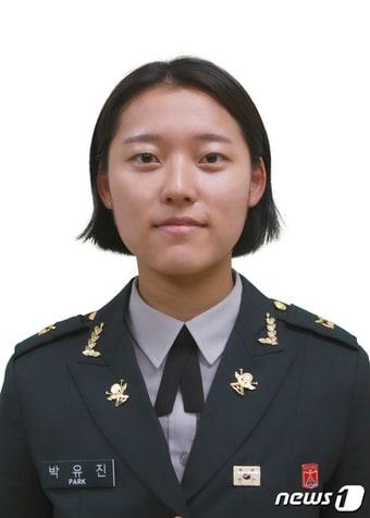 본문 이미지 - 21-2기 육군 부사관 임관식에서 육군참모총장상을 수상한 박유진 하사 (육군 제공) ⓒ 뉴스1