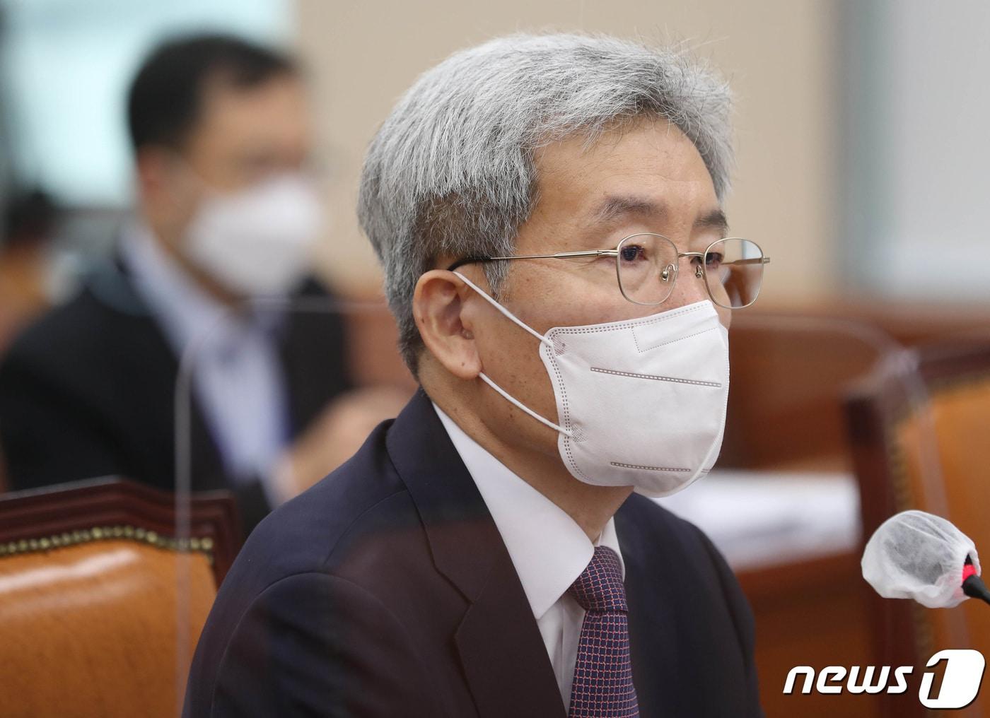 본문 이미지 - 고승범 금융위원장 후보자가 27일 오전 서울 여의도 국회 정무위원회 전체회의에서 열린 인사청문회에 출석해 의원들의 질의에 답변하고 있다. 2021.8.27/뉴스1 ⓒ News1 이동해 기자