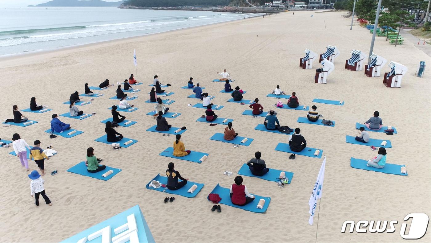 완도군이 실시하는 해양치유프로그램 참가 모습ⓒ 뉴스1