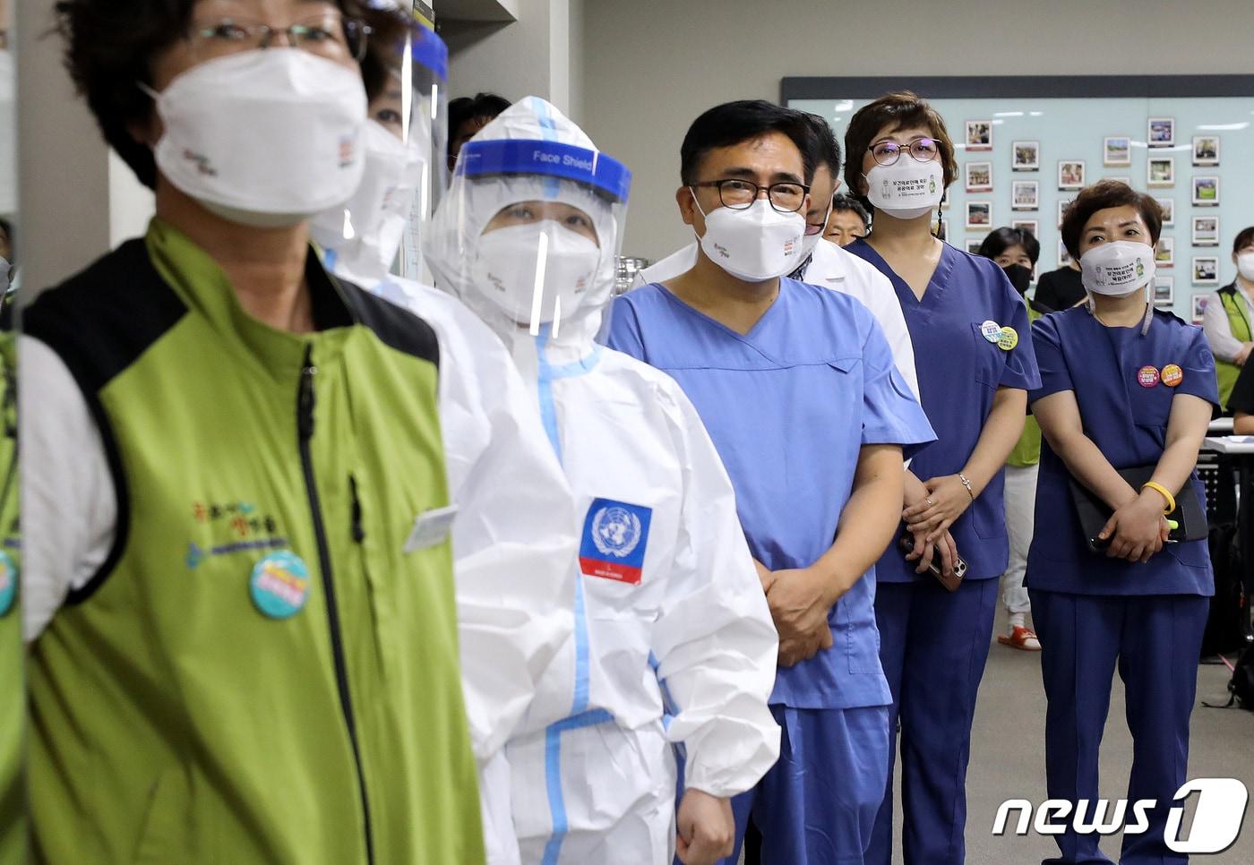 본문 이미지 - 보건의료노조 관계자들이 27일 서울 영등포구 보건의료노조 생명홀에서 열린 산별 총파업 찬반투표 결과 발표 기자회견에 앞서 생각에 잠겨 있다. 이날 민주노총 전국보건의료산업노동조합은 지난 18일부터 26일까지 진행한 산별 찬반투표에서 투표율 81.8%, 찬성률 89.8%로 총파업이 가결돼 오는 9월 2일 총파업에 돌입한다고 밝혔다. 2021.8.27/뉴스1 ⓒ News1 박지혜 기자