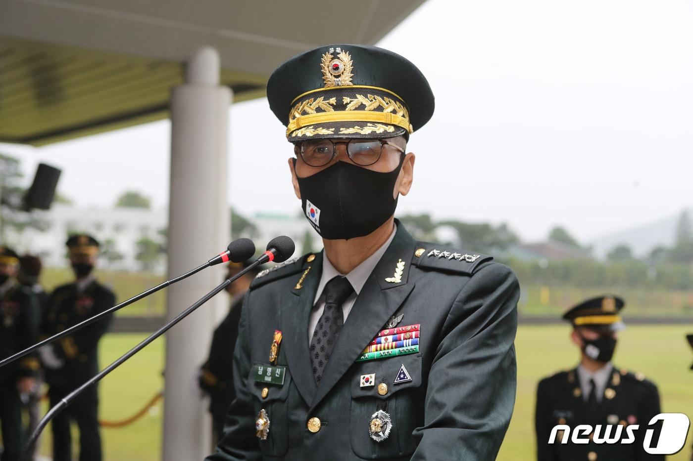 남영신 육군참모총장이 지난달 27일 오전 전북 익산시 육군부사관학교에서 열린 '21-2기 부사관 임관식'에서 인사말을 하고 있다.2021.8.27/뉴스1 ⓒ News1 사진공동취재단