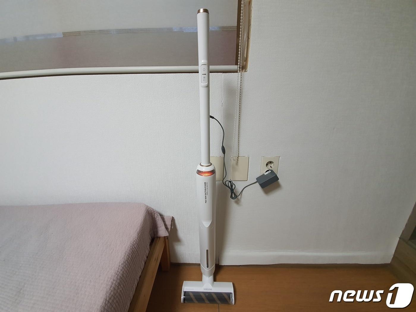 본문 이미지 - 삼성 무선청소기 '비스포크 슬림'을 '셀프 스탠딩'으로 세운 모습. 주황색 LED는 배터리 잔량이 9~29%라는 의미다. ⓒ News1 정상훈 기자
