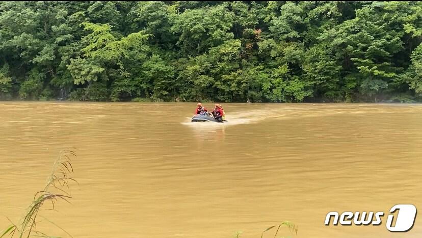 본문 이미지 - 27일 오후 1시15분께 전북 진안군 동향면 장전마을 대양천에서 A씨(61)가 불어난 물에 고립됐다. 119대원들이 A씨를 보트로 구조했다.(진안소방서 제공)2021.8.27/ⓒ 뉴스1