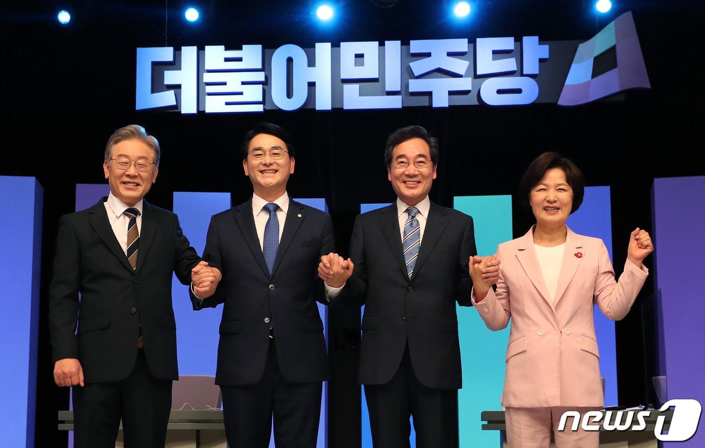 더불어민주당 대선 후보자들이 지난달 27일 오후 대전 유성구 도룡동 대전MBC에서 열린 더불어민주당 제20대 대선 후보 토론회에서 기념촬을 하고 있다. 왼쪽부터 이재명, 박용진, 이낙연, 추미애 후보. 이날 토론회에는 정세균, 김두관 후보는 코로나19 자가격리로 화상으로 진행했다./뉴스1 ⓒ News1 김기태 기자