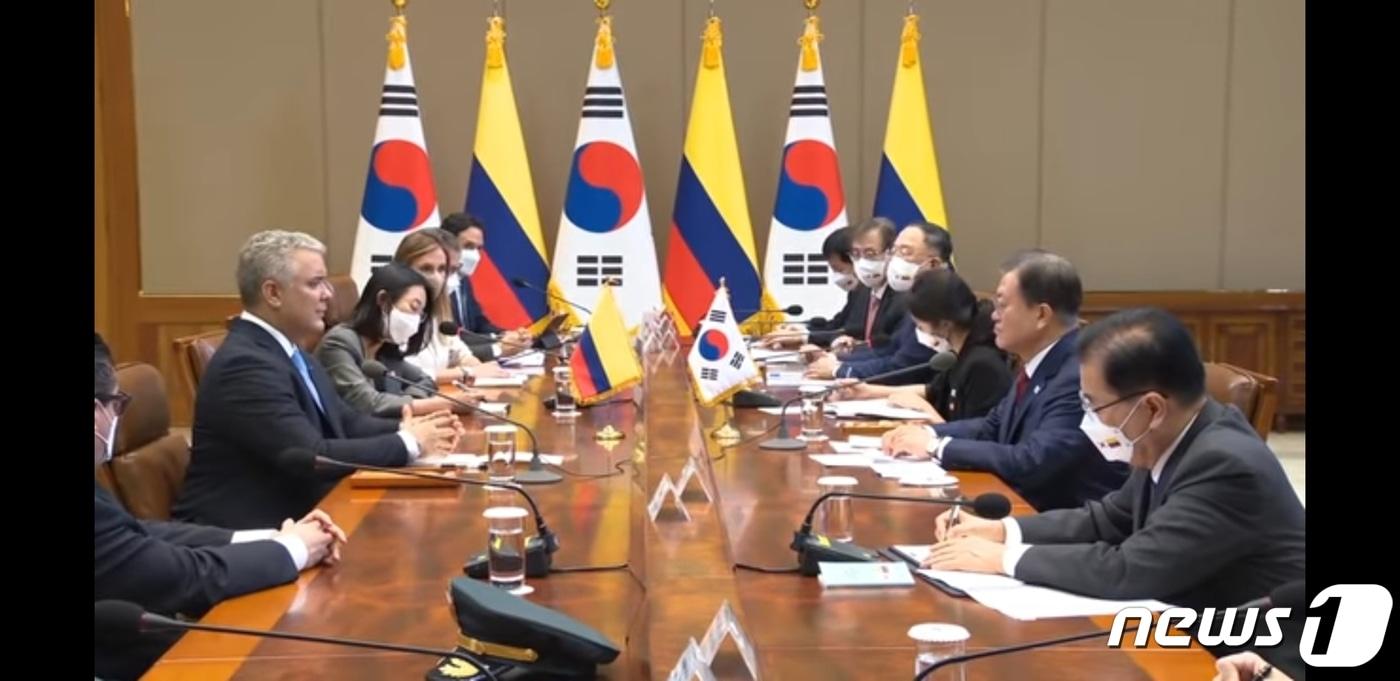 문재인 대통령이 2021년 8월 25일 청와대에서 이반 두케 마르케스 콜롬비아 대통령과 정상회담을 하는 모습. KTV 영상 갈무리. ⓒ 뉴스1