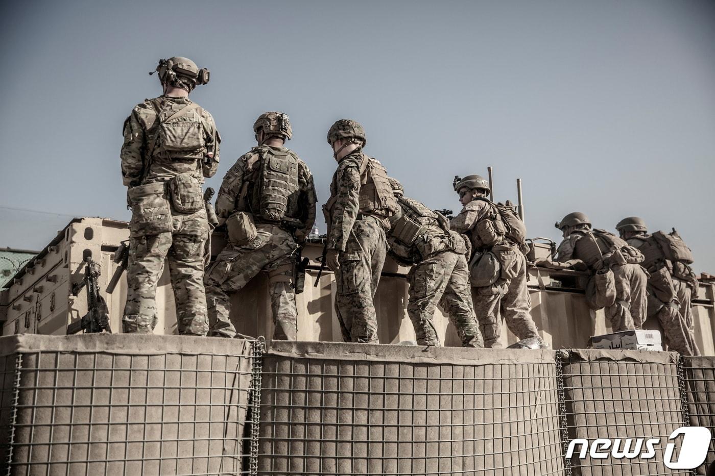 아프가니스탄 카불공항에서 사람들을 대피시키기 위해 배치된 미군. ⓒ 로이터=뉴스1 ⓒ News1 원태성 기자