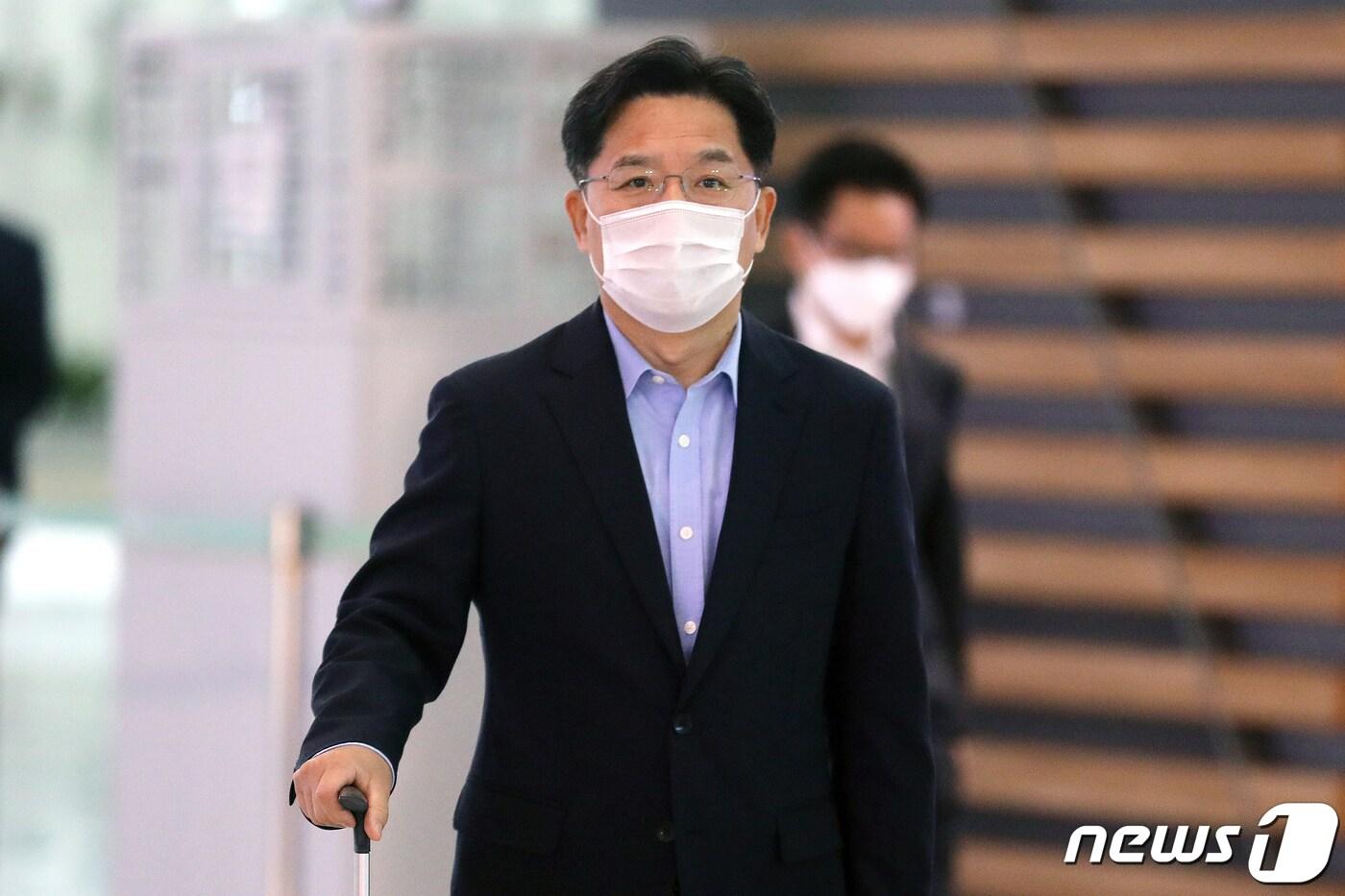 본문 이미지 - 노규덕 외교부 한반도평화교섭본부장이 29일 오전 인천국제공항을 통해 미국으로 출국하고 있다. 노 본부장은 성 김 미 국무부 대북정책특별대표 초청으로 이날부터 내달 1일까지 워싱턴을 방문해 국무부와 백악관 국가안보회의(NSC) 관계자 등 조야 인사들을 만나 지난 21~24일 김 대표 방한을 계기로 진행된 양국 간 협의를 이어갈 예정이다. 2021.8.29/뉴스1 ⓒ News1 황기선 기자