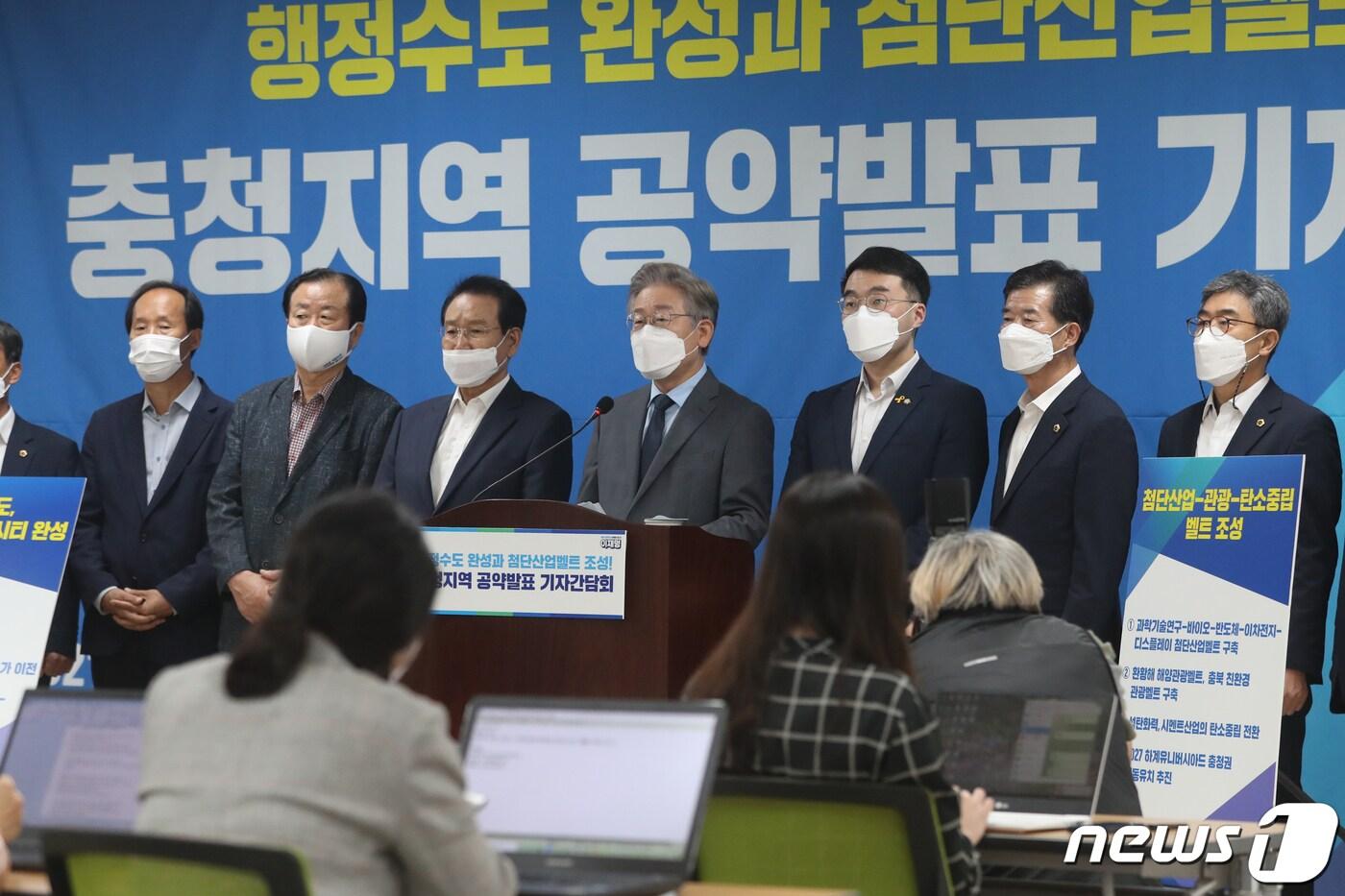 본문 이미지 - 더불어민주당 대선 경선 후보인 이재명 경기지사가 29일 오전 충북 청주시 도시재생지원센터에서 기자간담회를 열고 충청지역 공약을 발표하고 있다. 2021.8.29/뉴스1 ⓒ News1 김용빈 기자