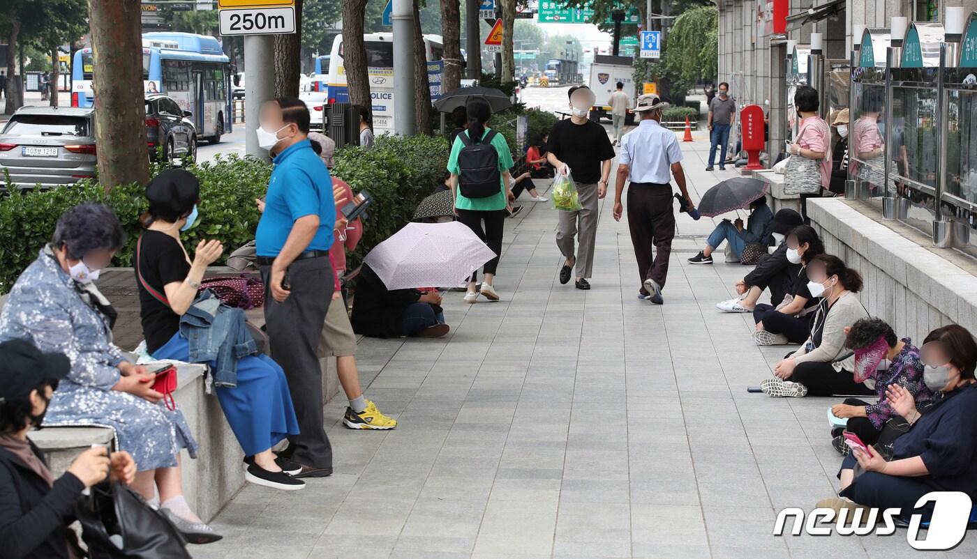 사랑제일교회 신도 등이 29일 오전 서울 광화문 일대에서 온라인을 통해 생중계되는 주일예배를 시청하고 있다.. 2021.8.29/뉴스1 ⓒ News1 박정호 기자