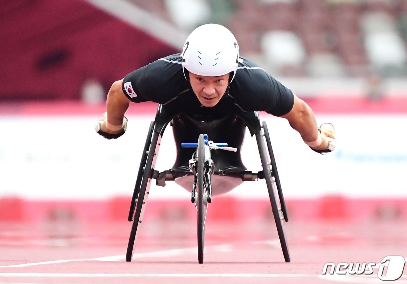 본문 이미지 - 29일 도쿄 올림픽 스타디움에서 열린 2020 도쿄패럴림픽 남자 육상 400m(T53) 예선에서 대한민국 유병훈(49)이 트랙을 질주하고 있다. 2021.8.29/뉴스1 ⓒ News1 사진공동취재단