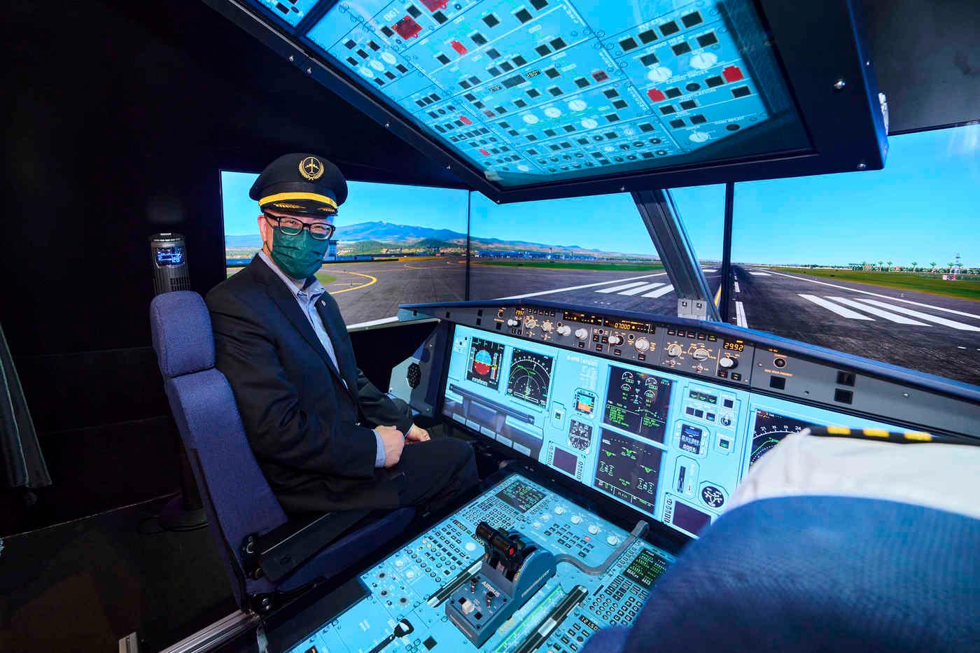 모의 비행을 통해 제주국제공항을 체험하는 모습. 한국관광공사 제공