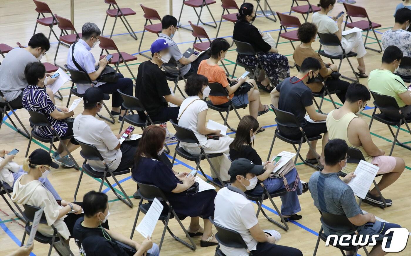본문 이미지 - 국내 신종 코로나바이러스 감염증(코로나19) 예방백신 접종을 1회 이상 실시한 사람이 누적 2000만명을 돌파한 3일 오전 경기도 성남시 중원구 예방접종센터에서 시민들이 코로나19 예방백신 접종을 마치고 이상반응 관찰구역에서 대기하고 있다. 2021.8.3/뉴스1 ⓒ News1 김영운 기자