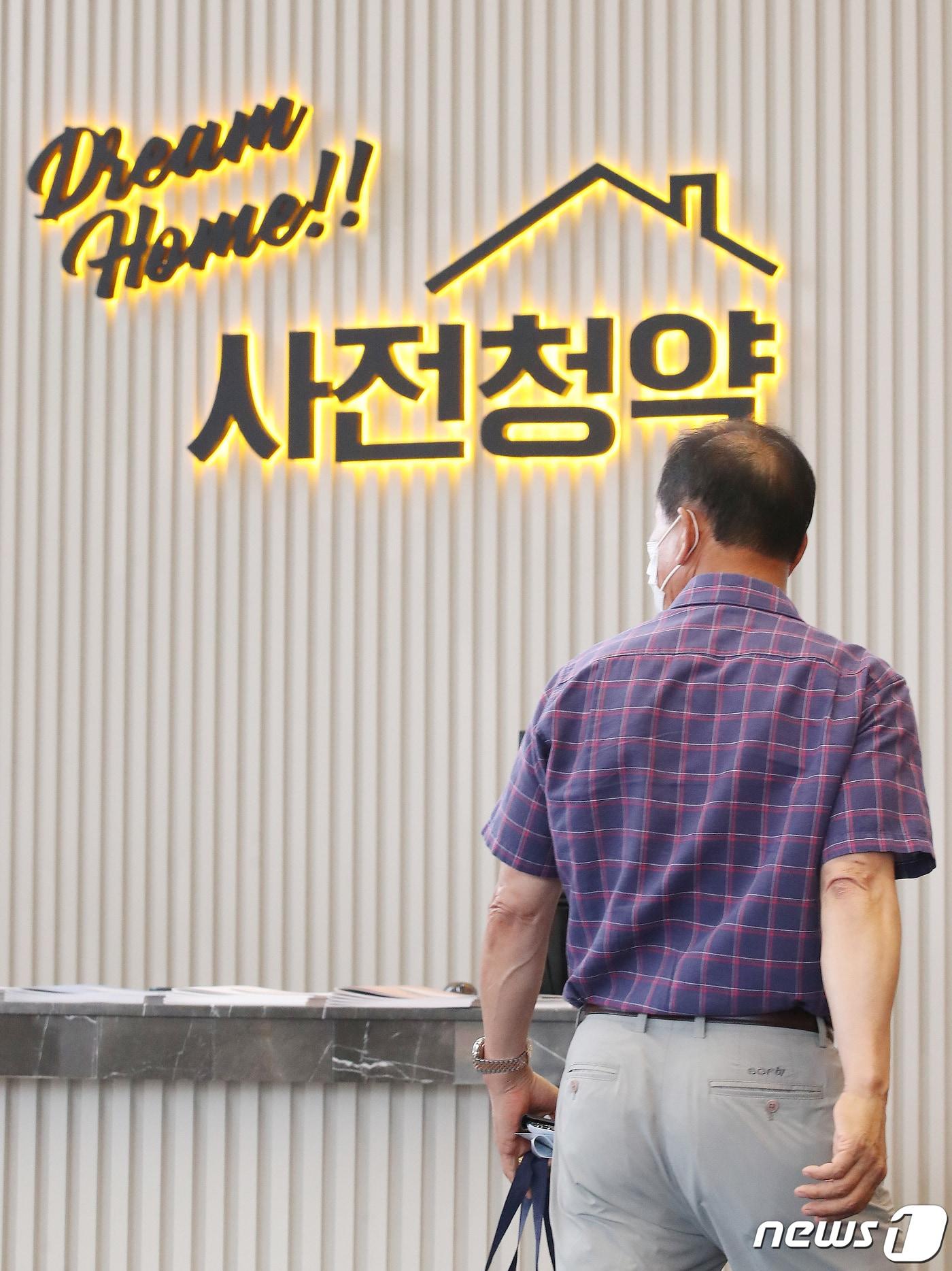본문 이미지 - 서울 송파구 장지동에 위치한 사전청약 접수처에서 한 시민이 사전청약 관련 상담을 위해 입장하고 있다.(자료사진) 2021.8.3/뉴스1 ⓒ News1 임세영 기자