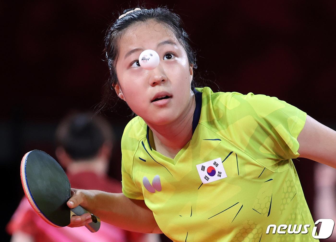본문 이미지 - 탁구 신유빈 3일 오전 일본 도쿄체육관에서 열린 '2020 도쿄올림픽' 여자 탁구 단체전 8강전 경기 대한민국과 독일의 경기에서 서브를 넣고 있다. 2021.8.3/뉴스1 ⓒ News1 이재명 기자