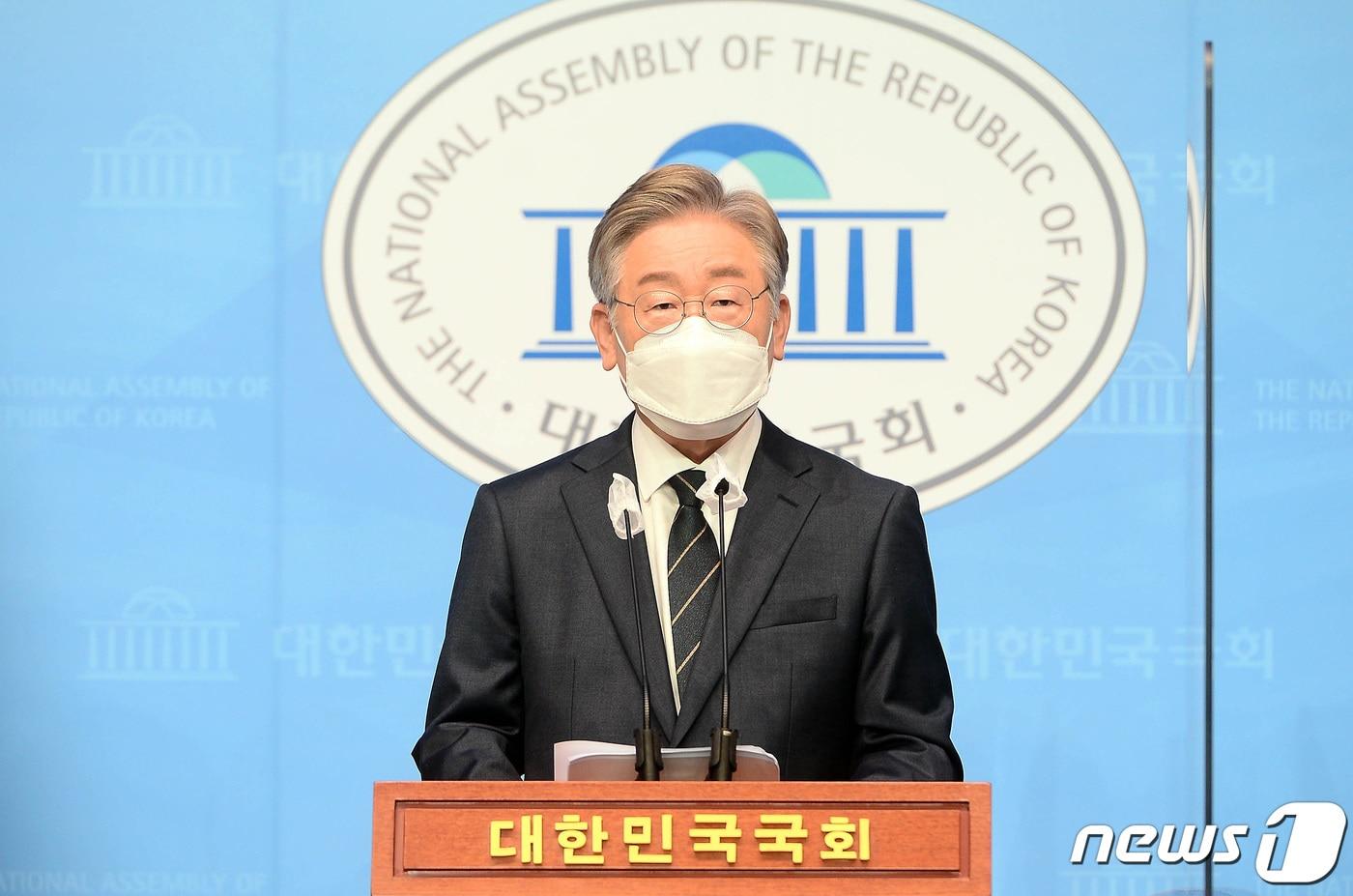 더불어민주당 대선 예비후보인 이재명 경기도 지사가 3일 오후 서울 여의도 국회 소통관에서 "임기 내 주택을 250만호 이상 공급하고, 이 중 기본주택으로 100만호 이상을 공급하겠다＂는 부동산 정책을 발표하고 있다. 2021.8.3/뉴스1 ⓒ News1 이동해 기자