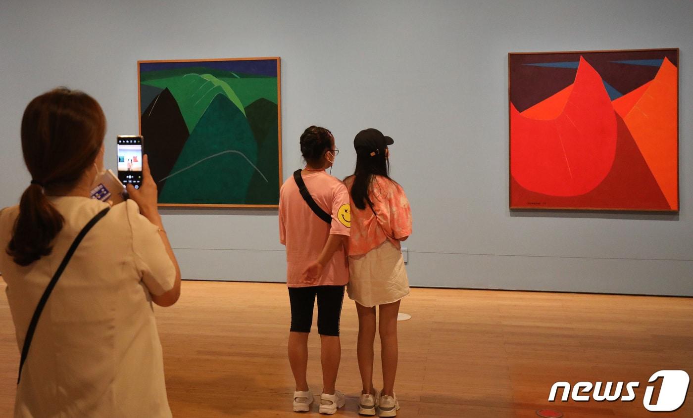 지난달 3일 오전 폭염을 피해 대구미술관을 찾은 관람객들이 이건희 컬렉션 특별전 '웰컴 홈 : 향연饗宴'을 관람하며 'RM ZONE'에서 기념사진을 찍고 있다.  2021.8.3/뉴스1 ⓒ News1 공정식 기자