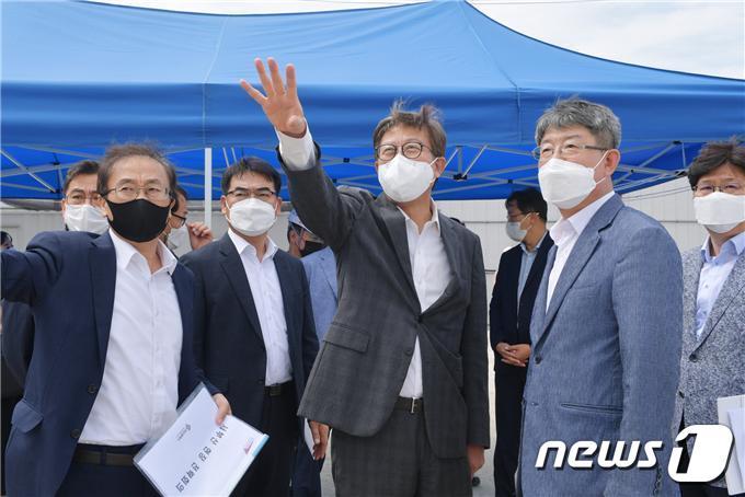 본문 이미지 - 박형준 부산시장이 3일 '서부산 행정복합타운' 건립지를 방문에 현장을 살펴보고 있다.(부산시 제공) ⓒ 뉴스1