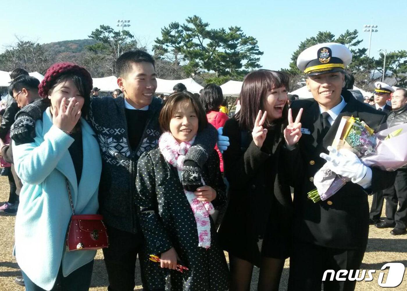 본문 이미지 - 2015년 정상철 중사(맨 오른쪽)의 임관식에 참석한 정상록 중사(왼쪽 두 번째), 정현영 선수(가운데)가 정 중사의 임관을 축하하고 있다.(해군1함대 제공) 2021.8.3/뉴스1