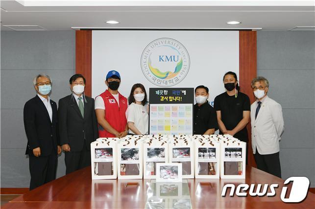 본문 이미지 - 환경미화 근로자 위해 삼계탕과 휴대선풍기 준비한 국민대.(국민대 제공)/뉴스1 ⓒ 뉴스1