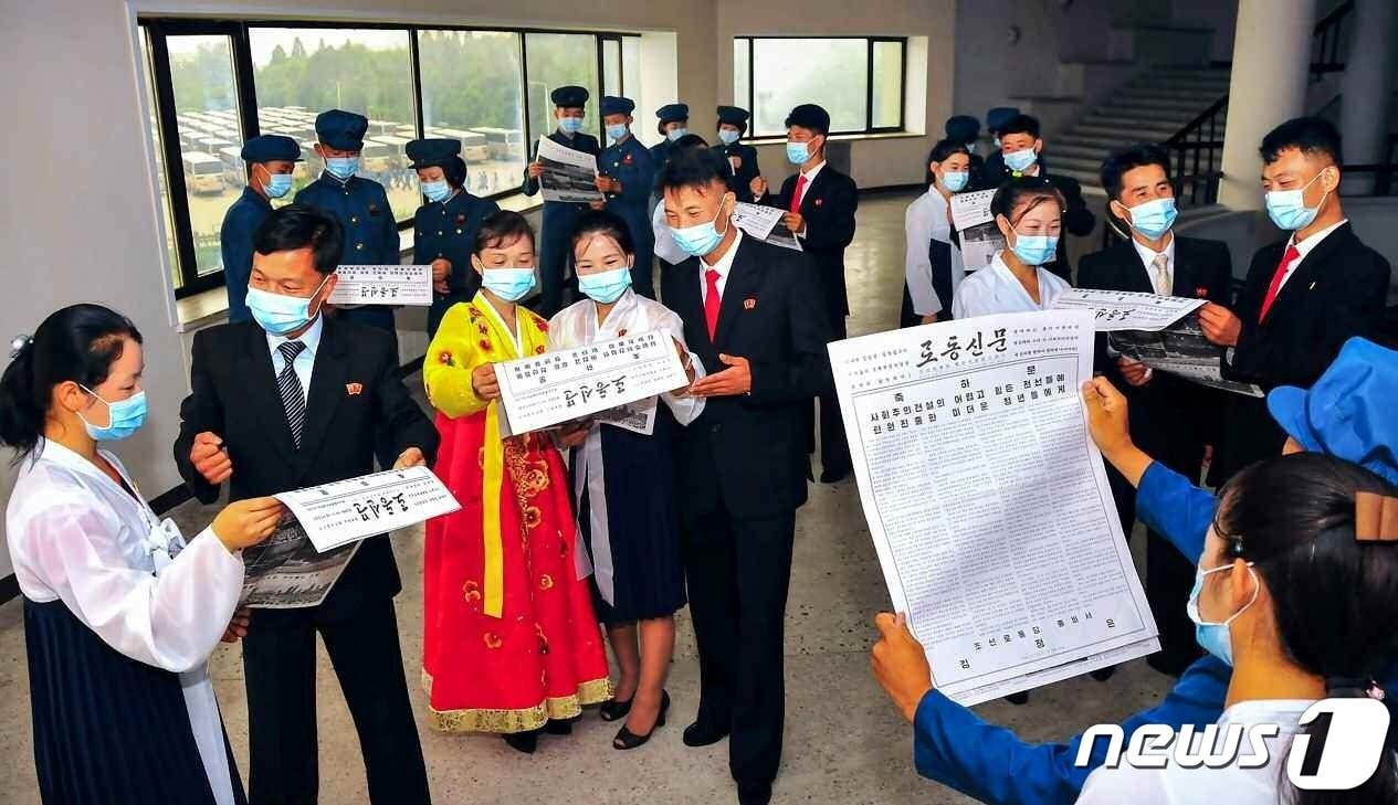 본문 이미지 - (평양 노동신문=뉴스1) = 노동신문을 읽고 있는 북한 청년들. (기사와 무관)  [국내에서만 사용가능. 재배포 금지. DB 금지. For Use Only in the Republic of Korea. Redistribution Prohibited] rodongphoto@news1.kr