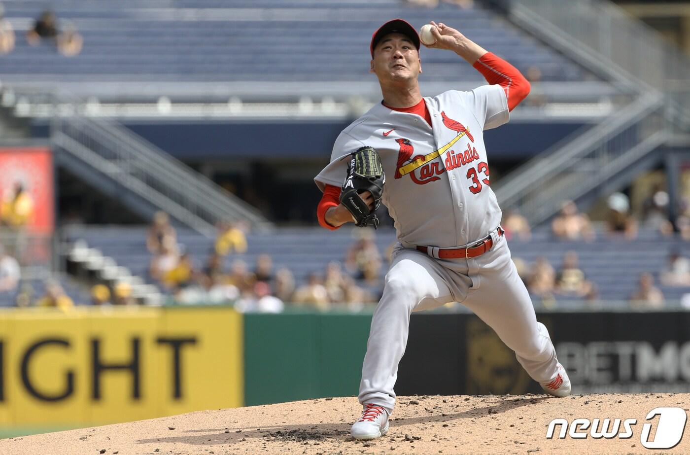 본문 이미지 - 세인트루이스 카디널스의 김광현이 30일(한국시간) 미국 펜실베니아주 피츠버그의 PNC파크에서 힘차게 공을 던지고 있다.  ⓒ 로이터=뉴스1