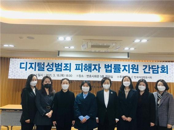 본문 이미지 - 서울시 성평등상 대상 수상자로 선정된 한국여성변호사회 회원들의 모습.(서울시 제공)ⓒ 뉴스1