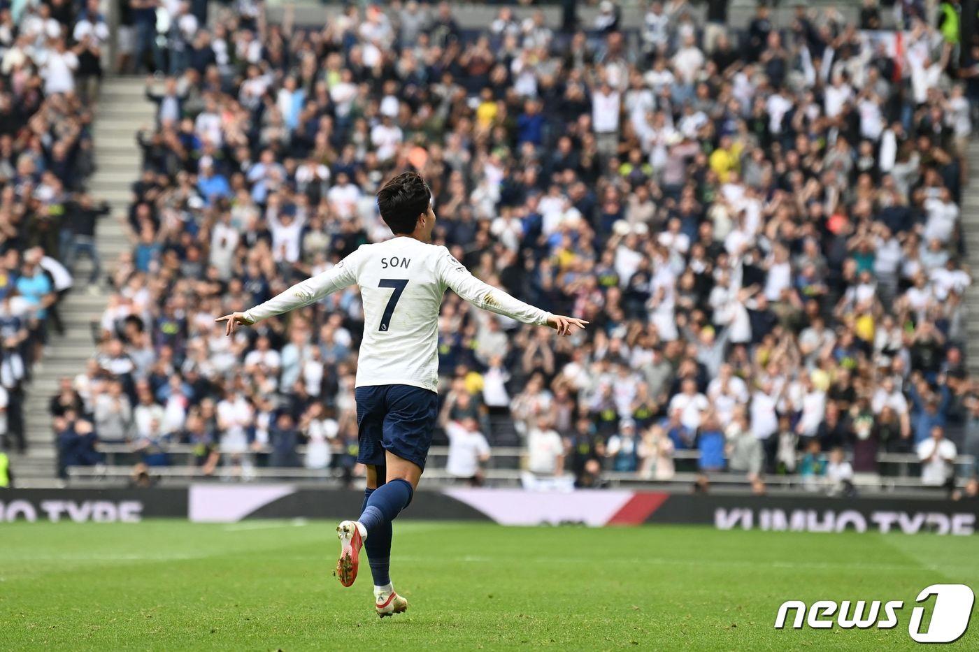 본문 이미지 - 손흥민이 29일 (현지시간) 런던의 토트넘 홋스퍼 스타디움에서 열린 자신의 통산 200번째 프리미어리그(EPL) 왓퍼드와 경기서 시즌 2호 골을 터트린 뒤 기뻐하고 있다. ⓒ AFP=뉴스1 ⓒ News1 우동명 기자