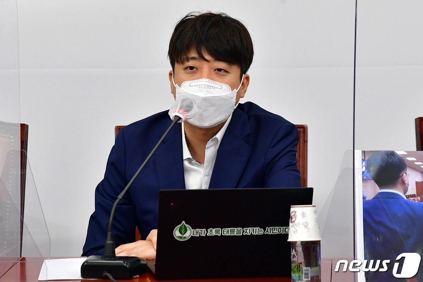 이준석 국민의힘 대표가 30일 서울 여의도 국회에서 열린 최고위원회의에서 모두발언을 하고 있다. 2021.8.30/뉴스1 ⓒ News1 구윤성 기자