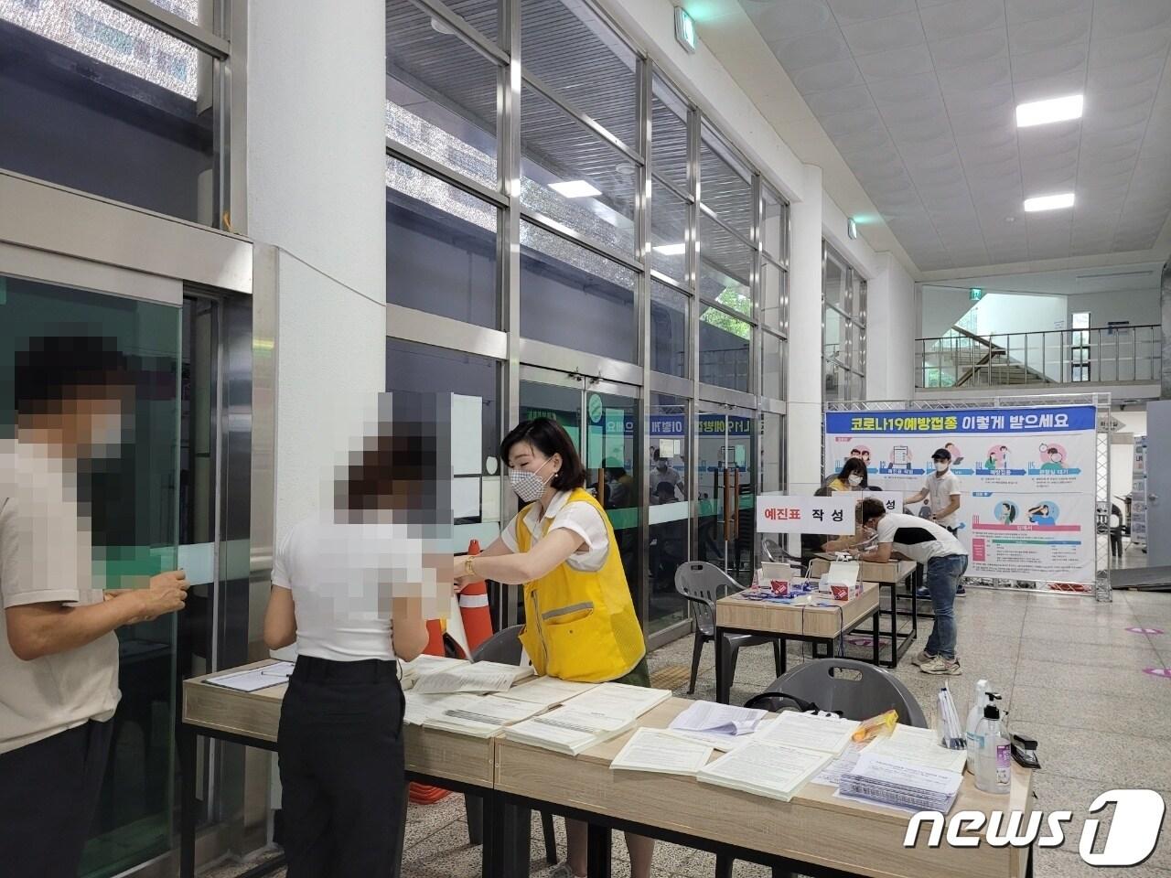 본문 이미지 - 김해시가 미동록 외국인 2000여명을 대상으로 백신 접종을 진행했다. 사진은 접종센터가 마련된 김해문화체육관 모습. (김해시 제공) ⓒ 뉴스1