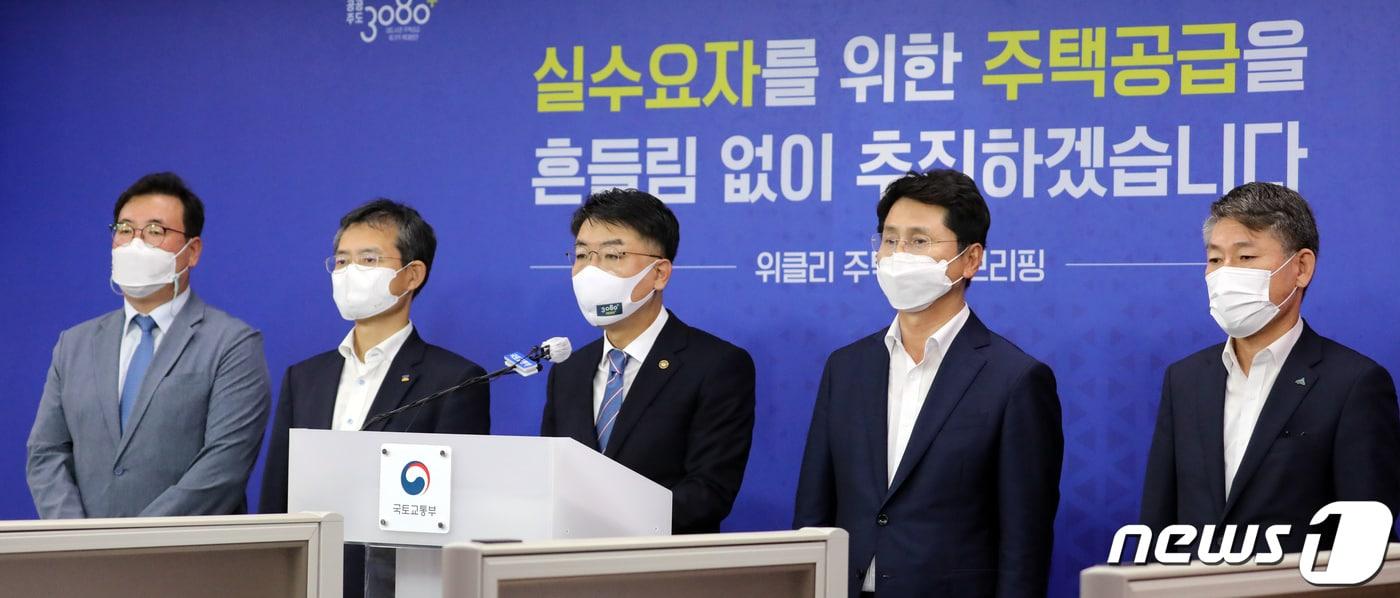본문 이미지 - 윤성원 국토교통부 1차관 30일 정부세종청사 국토교통부 기자실에서 대도시권 주택공급 확대를 위한 제3차 신규 공공택지 추진계획을 발표하고 있다. 왼쪽부터 정해교 대전시 도시주택국장, 이용철 경기도 행정부지사, 윤성원 1차관, 조택상 인천시 균형발전정무부시장, 류임철 세종시 행정부시장. 2021.8.30/뉴스1 ⓒ News1 장수영 기자