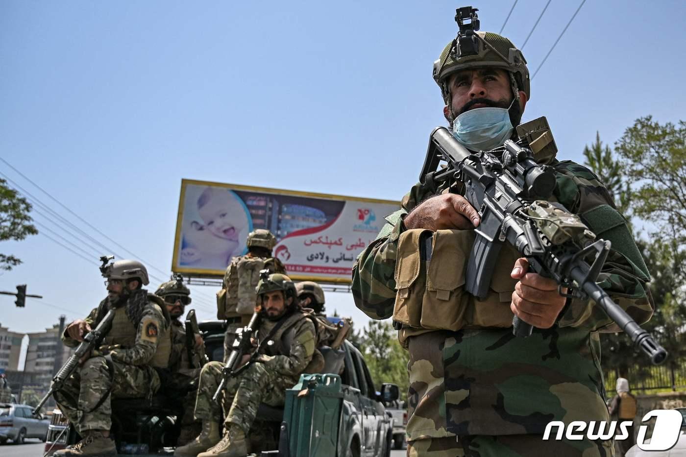 29일 (현지시간) 폭탄 테러가 발생한 아프가니스탄 카불의 도로에서 무장한 탈레반 전사들이 경비를 하고 있다. ⓒ AFP=뉴스1 ⓒ News1 우동명 기자
