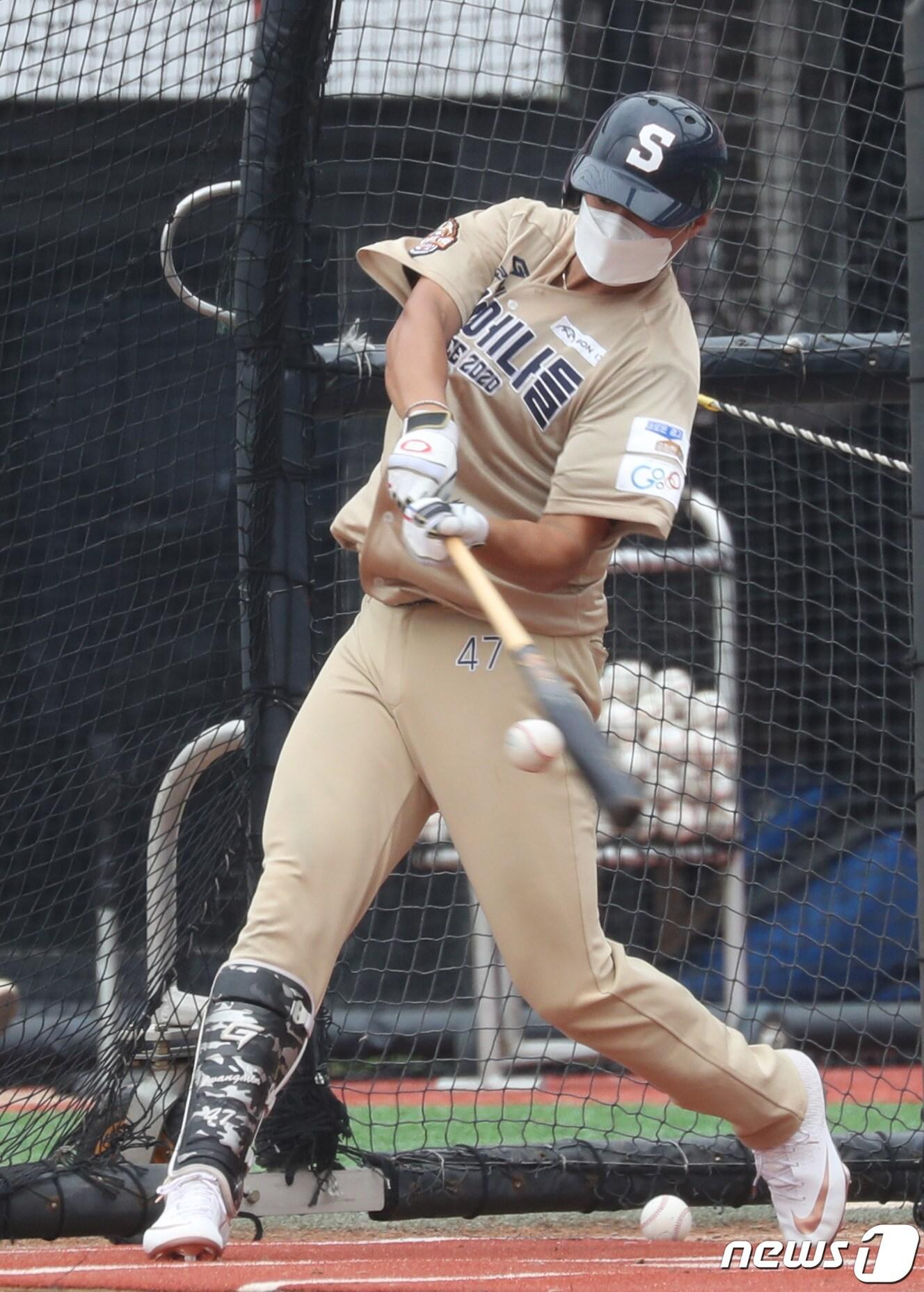 본문 이미지 - 30일 오전 경기도 수원시 장안구 KT위즈파크에서 열린 '2022 KBO 신인 드래프트 트라이 아웃'에 참석한 타자 권광민이 타격 테스트를 하고 있다. 2021.8.30/뉴스1 ⓒ News1 김영운 기자