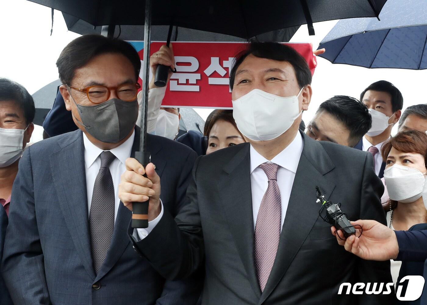 본문 이미지 - 국민의힘 대선주자인 윤석열 전 검찰총장이 30일 세종시 국회 세종 분원 예정부지를 방문해 현장을 살펴보고 있다. 2021.8.30/뉴스1 ⓒ News1 장수영 기자