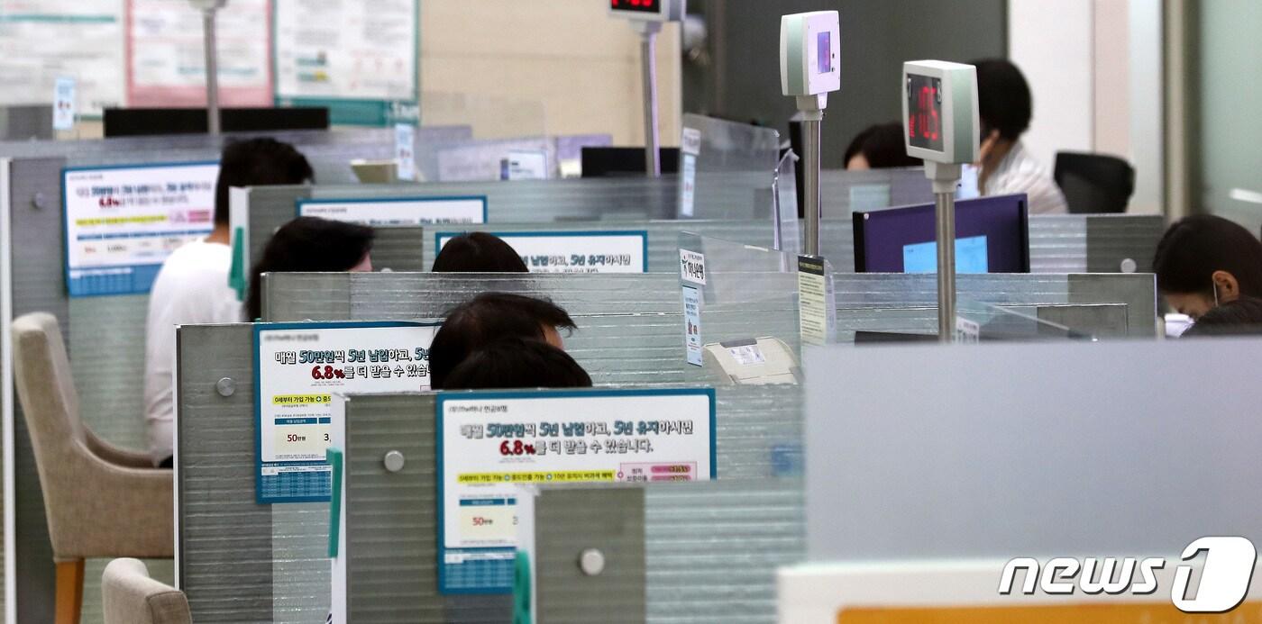 30일 오후 서울의 한 시중은행 예금상담 창구에서 시민들이 상담을 받고 있다. 2021.8.30/뉴스1 ⓒ News1 박지혜 기자