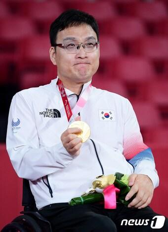 본문 이미지 - 주영대가 30일 일본 도쿄 메트로폴리탄체육관에서 열린 2020 도쿄패럴림픽 탁구 남자 개인전(TT1) 시상식에서 금메달을 목에 걸고 있다. 2021.8.30/뉴스1 ⓒ News1 사진공동취재단