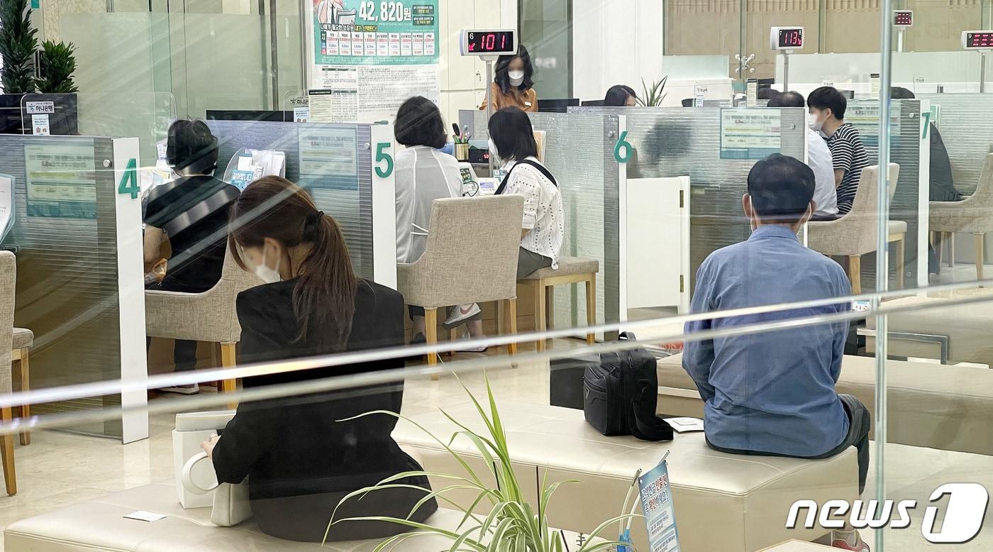 서울의 한 시중은행 예금상담 창구에서 시민들이 상담을 받고 있다. 2021.8.30/뉴스1 ⓒ News1 박지혜 기자