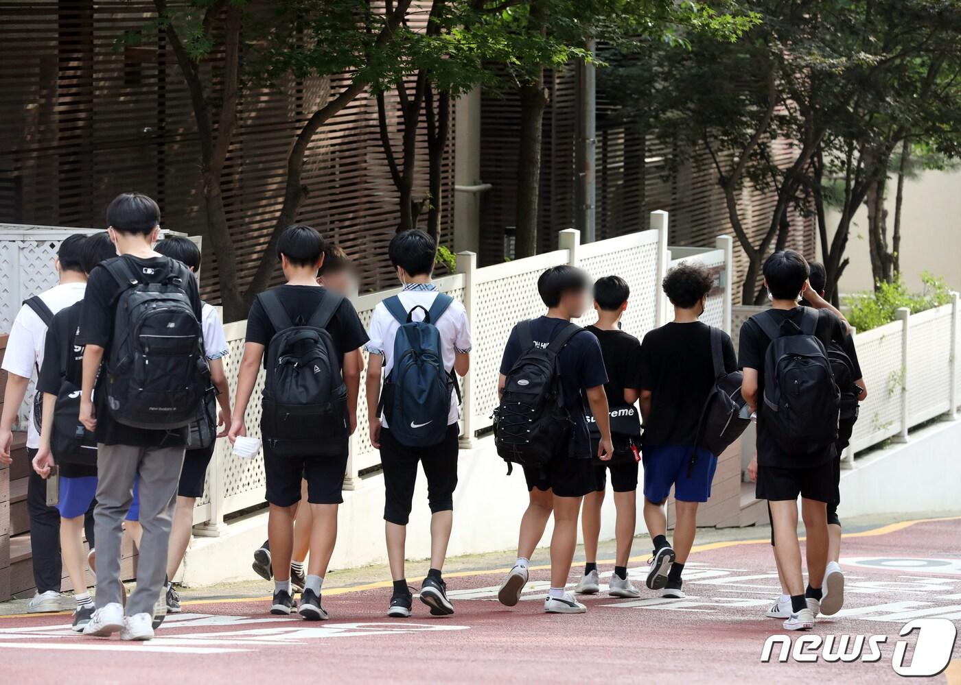 본문 이미지 - 30일 서울 시내 한 중학교에서 학생들이 하교하고 있다.2021.8.30/뉴스1 ⓒ News1 황기선 기자