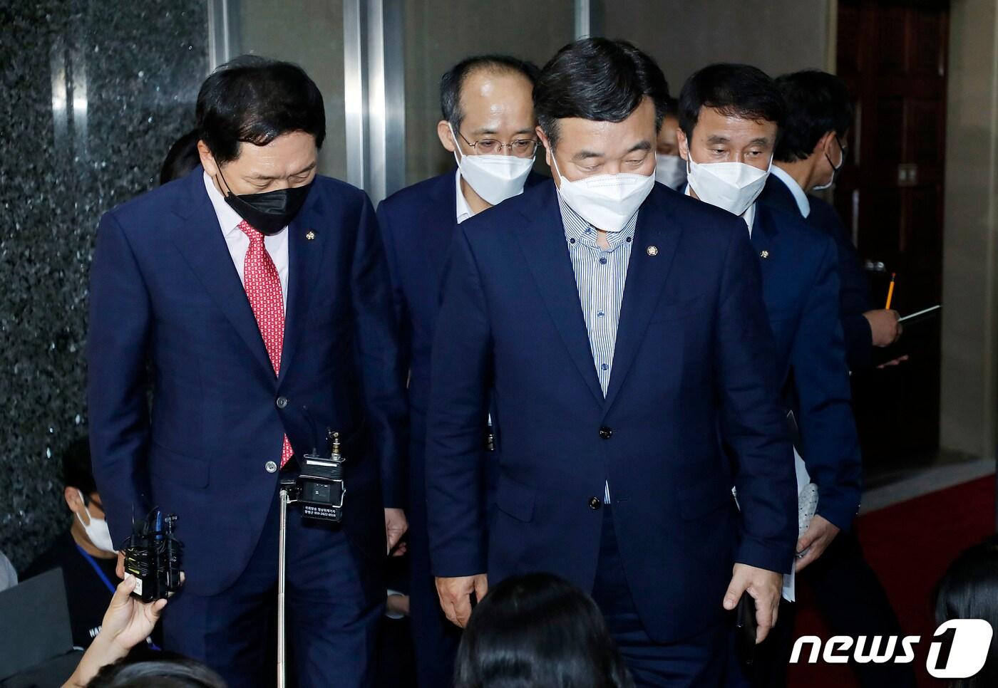 본문 이미지 - 윤호중 더불어민주당 원내대표와 김기현 국민의힘 원내대표가 30일 서울 여의도 국회의장실에서 회동을 마친 뒤 각각 원내대표실로 돌아가고 있다. 여야는 이날 언론중재법 개정안 처리를 두고 4차례 원내대표 회동으로 릴레이 협상을 벌였지만 합의에 이르지 못하고, 31일 오전에 다시 만나 논의하기로 결정했다. 2021.8.30/뉴스1 ⓒ News1 구윤성 기자