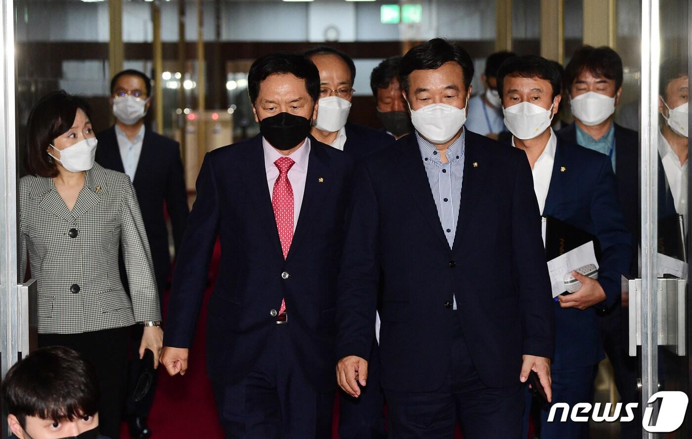 본문 이미지 - 윤호중 더불어민주당 원내대표와 김기현 국민의힘 원내대표가 30일 오후 서울 여의도 국회 의장실에서 4차회동을 마친 뒤 각각 원내대표실로 돌아가고 있다. 여야 원내대표는 '언론중재법 개정안' 본회의 상정과 관련해 협의점을 찾지 못하고 31일 오전에 다시 회동하겠다는 입장을 밝혔다. 2021.8.30/뉴스1 ⓒ News1 구윤성 기자